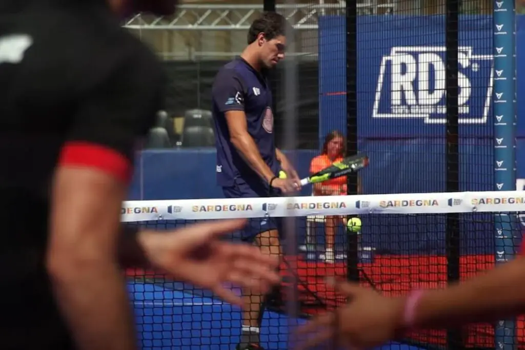 Can You Change Hands In Padel? – Rules Explored! – Padeld